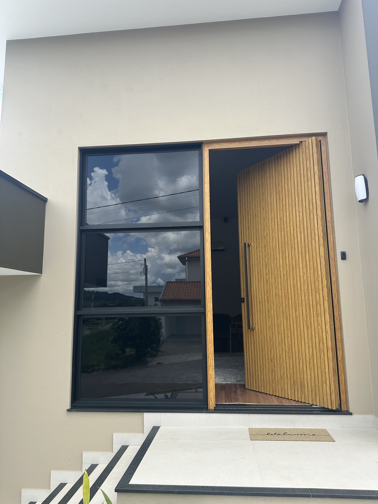 Esquadrias de alumínio em casa de alto padrão na região de Amparo